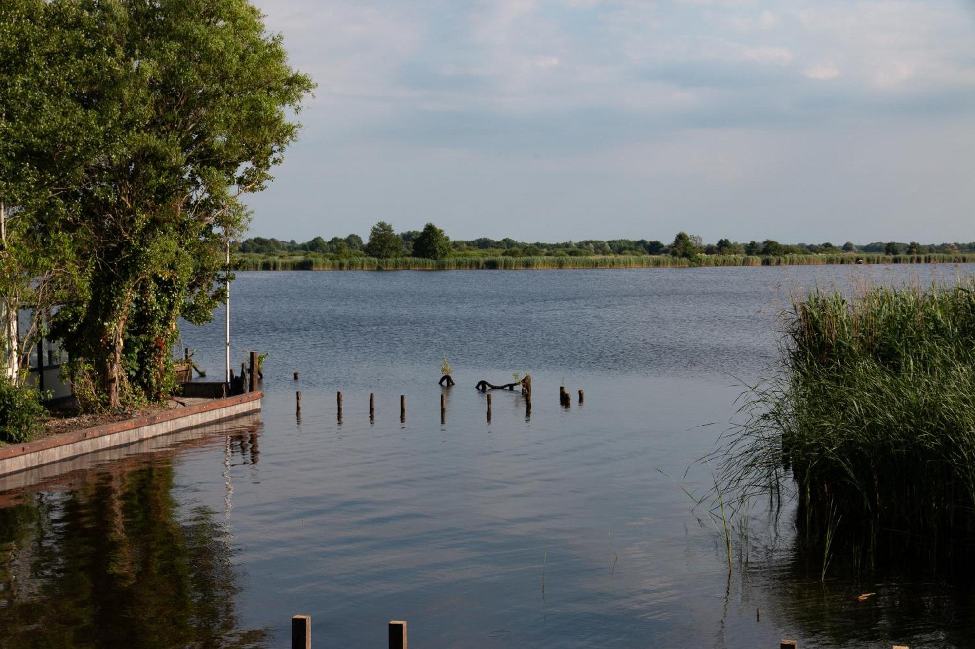 Luxe En Ruim Chalet Met Airco Bij Leekstermeer Matsloot Extérieur photo