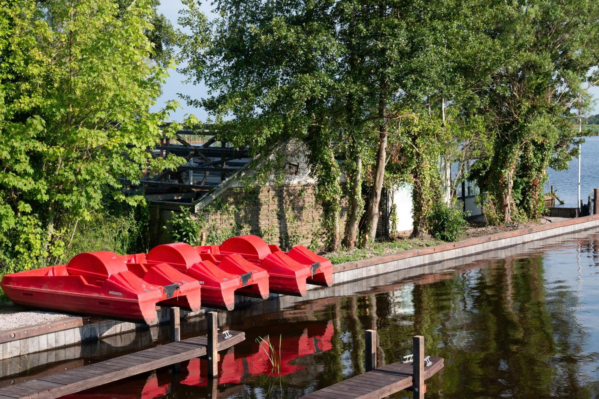 Luxe En Ruim Chalet Met Airco Bij Leekstermeer Matsloot Extérieur photo